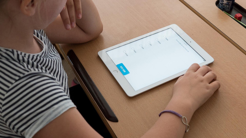 Stadtparlament verabschiedet Kredite für digitale Bildungsprojekte